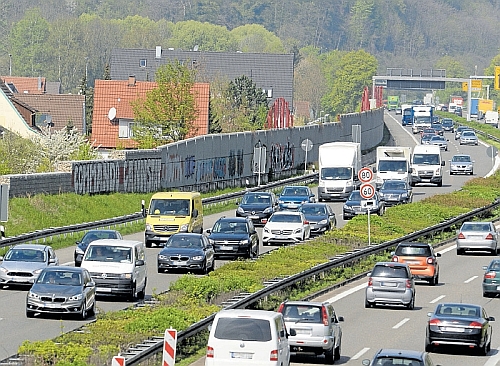 Von der einen Seite lärmt die B 10 (im Bild), von der anderen die K 1215: Aber Untersuchungen haben ergeben, dass Sirnau nicht zu den Lärm-Brennpunkten Esslingens zählt. Insofern bestehe laut Stadt kein Handlungsbedarf. Foto: Kaier